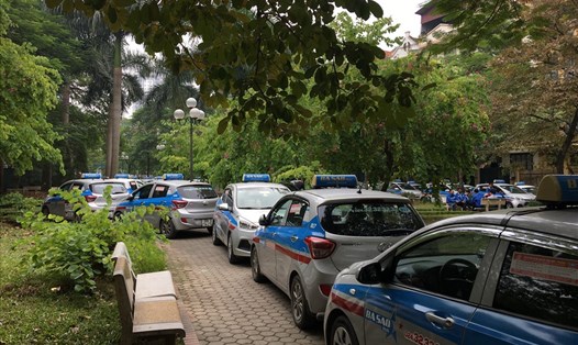 Hàng chục chiếc taxi đỗ kín lối đi trước trụ sở Công ty CP Ba Sao. Ảnh: TẤT THẢO - VŨ HẢI