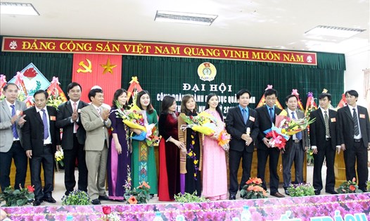 Lãnh đạo LĐLĐ tỉnh và Sở GDĐT tỉnh tặng hoa chúc mừng BCH CĐ Ngành GD khóa mới. Ảnh: Lê Phi Long
