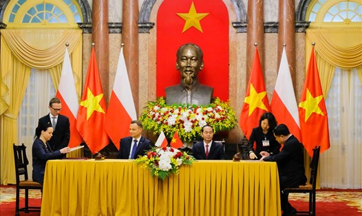 Chủ tịch Nước Trần Đại Quang, Tổng thống Cộng hòa Ba Lan Andrzej Duda chứng kiến lễ ký kết văn kiện. Ảnh: Sơn Tùng