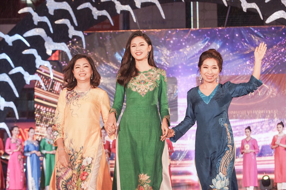 Thanh Tú nổi bật trong buổi trình diễn. Ảnh: T.L