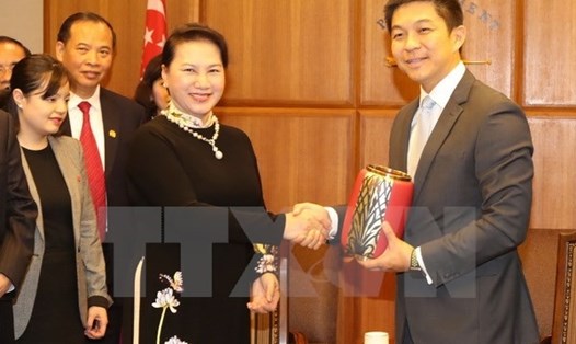 Chủ tịch Quốc hội Nguyễn Thị Kim Ngân và Chủ tịch Quốc hội Cộng hòa Singapore Tan Chuan Jin trao đổi tặng phẩm sau hội đàm. Ảnh: TTXVN
