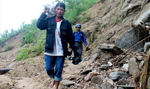 Gần một tháng bị cô lập do sạt lở núi, cuộc sống của hơn 500 hộ dân xã Trà Xinh gặp rất nhiều khó khăn. Ảnh: T.H
