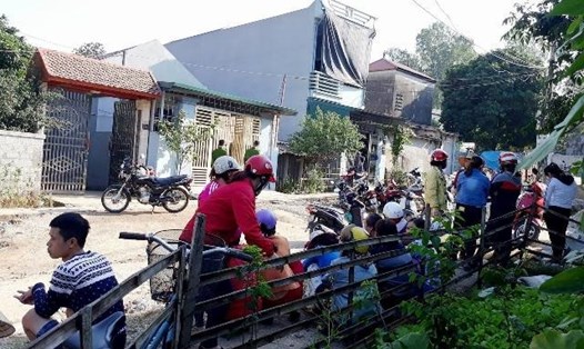 Người dân tụ tập trước nhà anh Thuận, nơi xảy ra vụ việc đau lòng. 