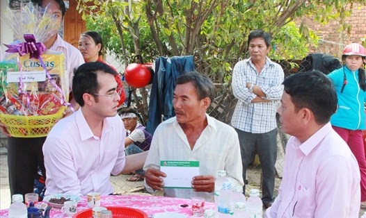Đại diện NHCSXH thăm hỏi và chia sẻ mất mát đau thương với gia đình anh Phạm Văn Khang ở tổ 8, thị trấn Vạn Giã, huyện Vạn Ninh, tỉnh Khánh Hòa bị thiệt mạng trong cơn bão số 12.