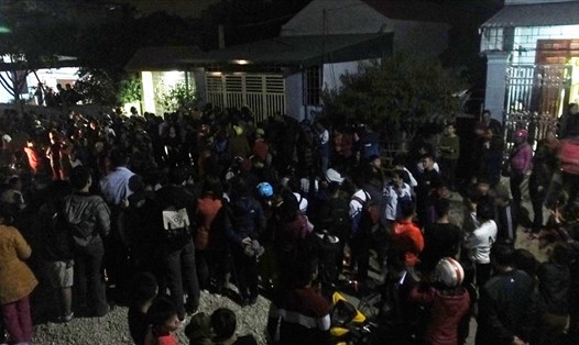 Rất đông người dân tập trung trước khu vực nhà cháu bé tối 28.11. Ảnh: Vietnamnet.