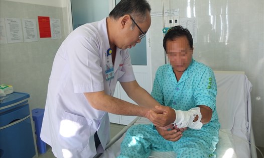 Thạc sĩ, bác sĩ Mai Bá Tiến Dũng- Trưởng Khoa Nam học Bệnh viện Bình Dân đang thăm khám cho bệnh nhân.