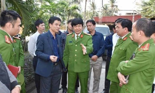 Đại tá Khương Duy Oanh - Phó GĐ Công an tỉnh Thanh Hóa (đứng giữa) đang trực tiếp chỉ đạo điều tra vụ án.