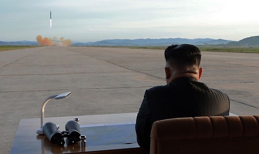 Nhà lãnh đạo Kim Jong-un quan sát một vụ thử tên lửa của Triều Tiên. Ảnh: EPA