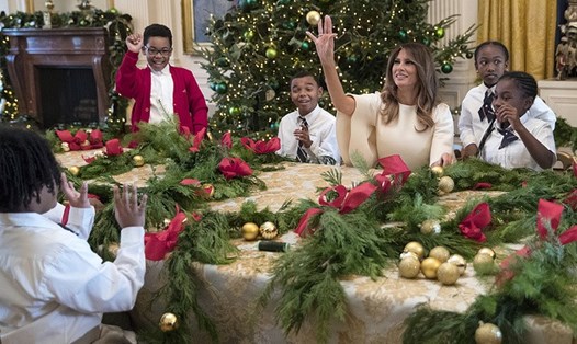 Bà Melania Trump trang trí Nhà Trắng mùa Giáng sinh 2017. Ảnh: AP