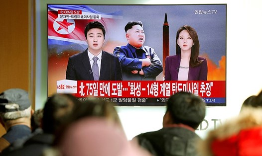 Người dân xem bản tin về vụ phóng tên lửa của Triều Tiên tại Seoul, Hàn Quốc, ngày 29.11. Ảnh: Reuters