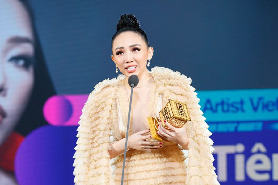 Tóc Tiên nhận Giải Nghệ sĩ Châu Á Xuất sắc của Việt Nam nhờ quá trình hậu thuẫn của Hoàng Touliver. Ảnh: T.L