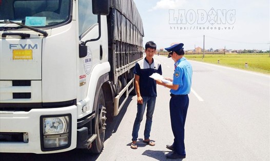 Lực lượng Thanh tra giao thông thuộc Sở GTVT Quảng Bình đang làm nhiệm vụ. Ảnh: Lê Phi Long