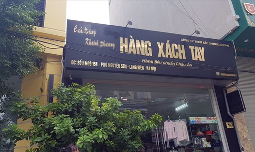 Một cửa hàng bán đồ xách tay tại phố Nguyễn Sơn trước thời điểm báo Lao Động đăng bài phản ánh. Thời điểm hiện tại đã gỡ biển. 