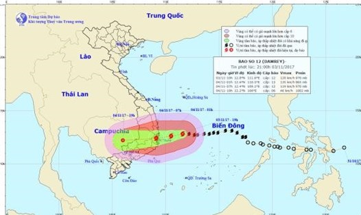 Vị trí và hướng đi của bão số 12 lúc 21 giờ đêm 3.11.2017. Ảnh: NCHMF