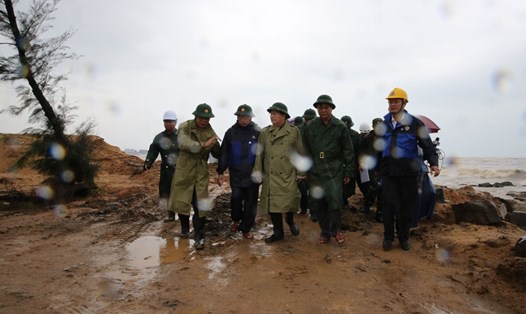 Phó Thủ tướng Trịnh Đình Dũng và Bộ trưởng Bộ NNPTNT trực tiếp vào “rốn bão” Khánh Hòa chỉ đạo công tác phòng, chống bão. Ảnh: VGP