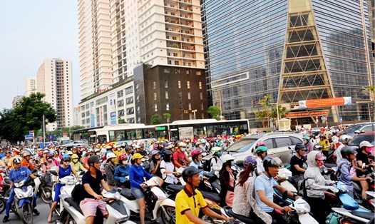 Việc xây dựng các nhà cao tầng trong nội đô khiến các đoạn đường trong nội thành Hà Nội ngày càng ùn tắc. Trong ảnh là đường Lê Văn Lương tắc nghẽn giờ cao điểm. Ảnh: THÔNG CHÍ