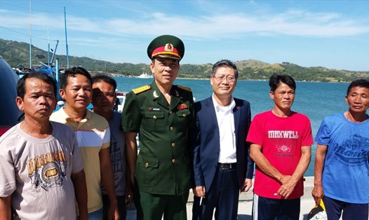 Đại sứ Lý Quốc Tuấn và Đại tá Nguyễn Văn Hùng - Tùy viên Quốc phòng tại Philippines (thứ 3 và thứ 4 từ phải sang) gặp gỡ, động viên các ngư dân. Ảnh: ĐSQ Việt Nam tại Philippines