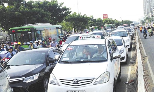 Xe ô tô đi 2-4 hàng trong giờ cao điểm tại đường Nguyễn Hữu Thọ, Quận 7.