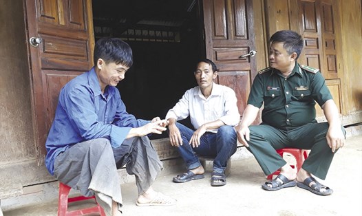 Trung tá Lê Văn Tuyển trò chuyện với đồng bào trong bản Suối Phái. Ảnh: Hoài Thu