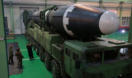Nhà lãnh đạo Kim Jong-un kiểm tra tên lửa Hwasong-15. Ảnh: Sky News