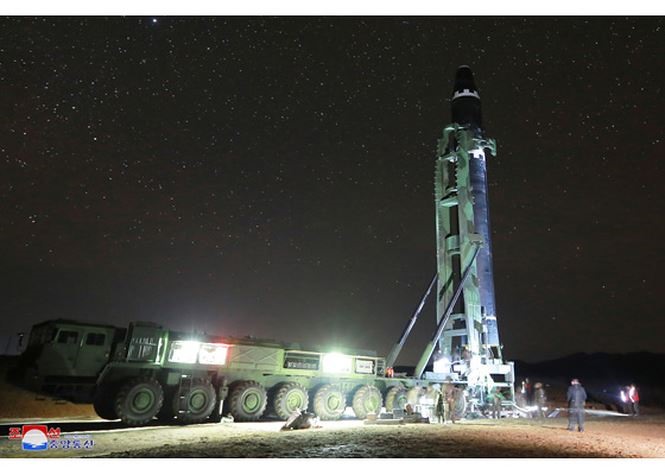 Tên lửa Hwasong-15 chuẩn bị rời bệ phóng. Ảnh: Rodong Sinmun
