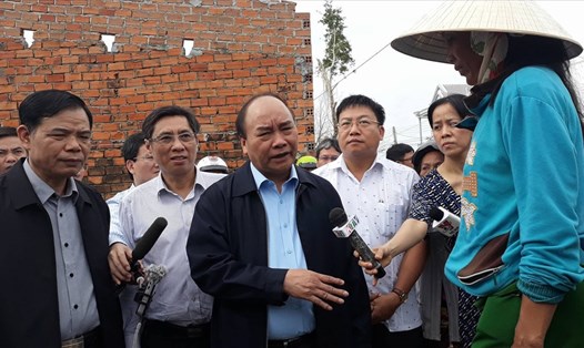 Thủ tướng Nguyễn Xuân Phúc động viên người dân vùng tâm bão số 12 ở huyện Vạn Ninh, tỉnh Khánh Hòa khắc phục hậu quả bão.