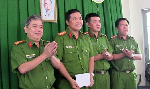 Với thành tích xóa sổ băng trộm cắp nguy hiểm, Công an Tân Phú được Công an TPHCM thưởng nóng và tặng giấy khen. Ảnh: T.S