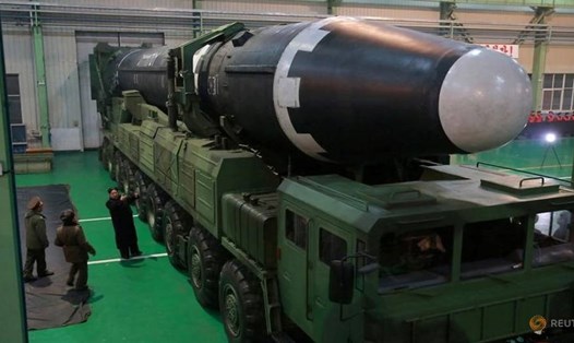 Tên lửa đạn đạo liên lục địa Hwasong-15 của Triều Tiên. Ảnh: KCNA/Reuters