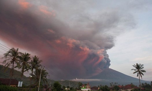 Núi lửa Agung phun trào. Ảnh: Reuters