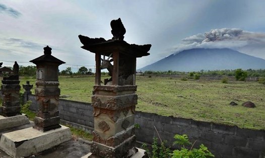 Tro bụi và khói vẫn bốc lên từ núi lửa Agung. Ảnh: AFP