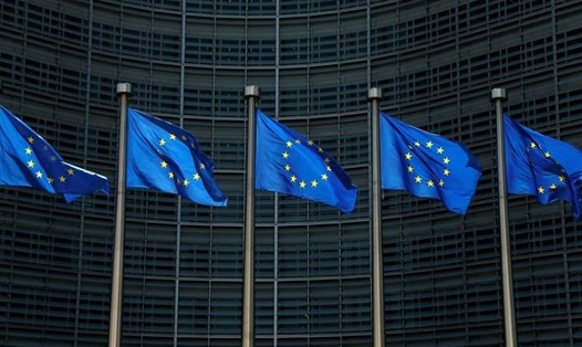 Cờ của Liên minh Châu Âu bên ngoài trụ sở Uỷ ban Châu Âu tại Brussels, Bỉ. Ảnh: Reuters