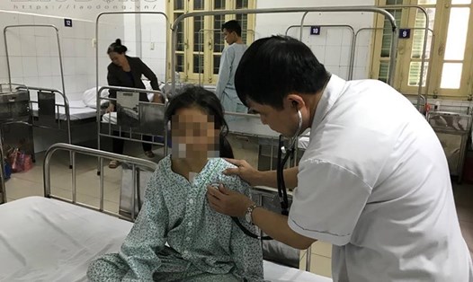 Bé U (11 tuổi ở Hà Nội)  bị kính vỡ găn vào ngực ở trường học đã có thể nói chuyện, ăn uống, đi lại nhẹ sau 3 ngày phẫu thuật. (Ảnh: Dung Hà)