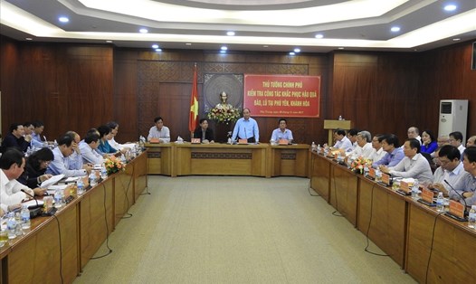 Thủ tướng Nguyễn Xuân Phúc làm việc với lãnh đạo 2 tỉnh Phú Yên, Khánh Hòa tại trụ sở UBND tỉnh Khánh Hòa. Ảnh: PV