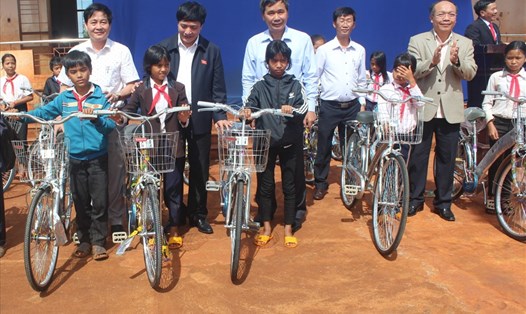Chủ tịch Tổng LĐLĐVN Bùi Văn Cường (thứ 2 từ trái qua) trao tặng xe đạp cho trẻ em Gia Lai. Ảnh Đ.V