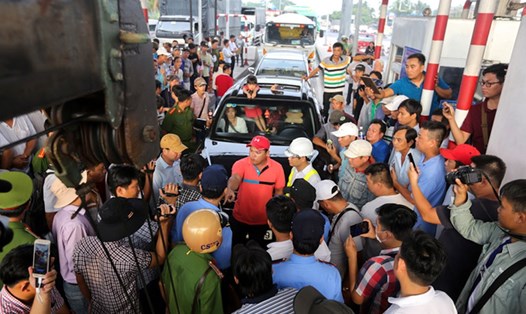 Chiều 30.11, nhiều tài xế tiếp tục tụ tập phản đối trước trạm BOT Cai Lậy (Tiền Giang), sau khi chủ đầu tư cho thu phí trở lại vào sáng cùng ngày. Ảnh: VnEpress.