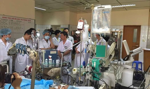 Bệnh nhân tai biến chạy thận tại BV đa khoa tỉnh Hoà Bình may mắn sống sót được chuyển về BV Bạch Mai, Hà Nội điều trị.