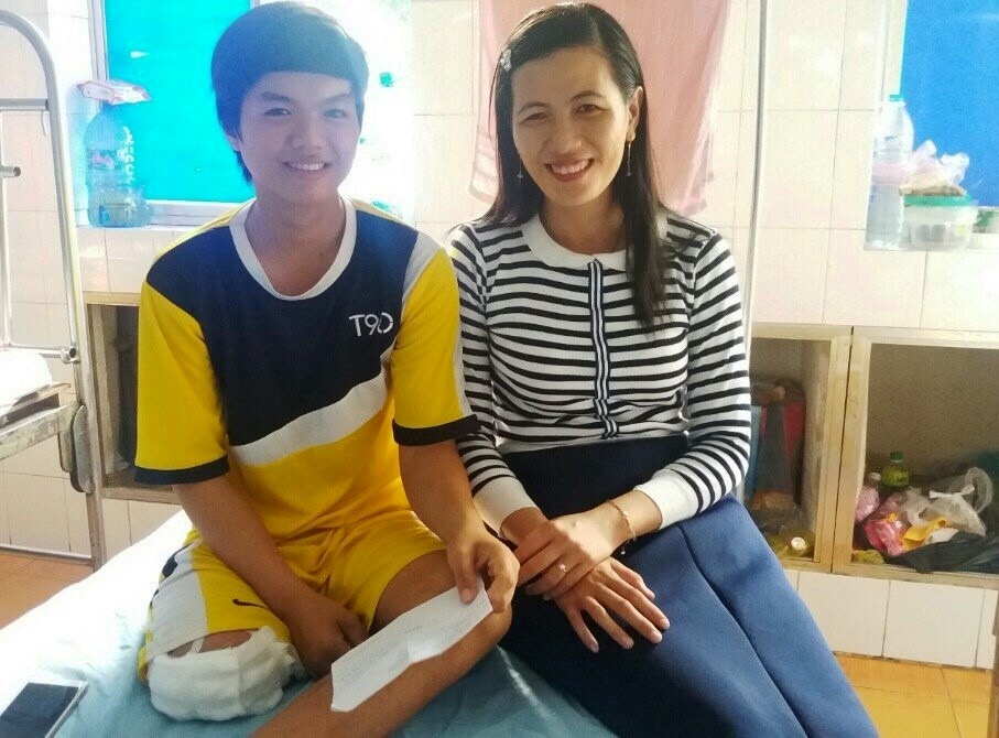 Cô giáo Tâm bên một học sinh bị tai nạn giống như mình.