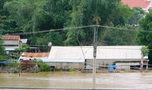 Một ngôi nhà ở xã Đại Lãnh (huyện Đại Lộc) ngập sâu trong nước vào đợt mưa ngày 2.11. Ảnh: CĐ