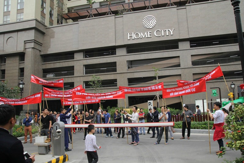 Cư dân chung cư Home City Trung Kính căng băng rôn phản đối chủ đầu tư. Ảnh: PV