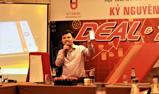 Ông Nguyễn Thái Hòa giới thiệu một ứng dụng  thanh toán bằng đồng BDL coin - đến báo giới Hà Nội. Ảnh: Hà Anh.