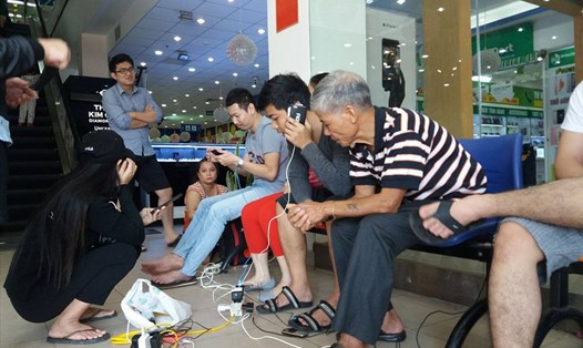 Người dân sạc điện thoại và truy cập internet miễn phí tại Co.o Mart Nha Trang.