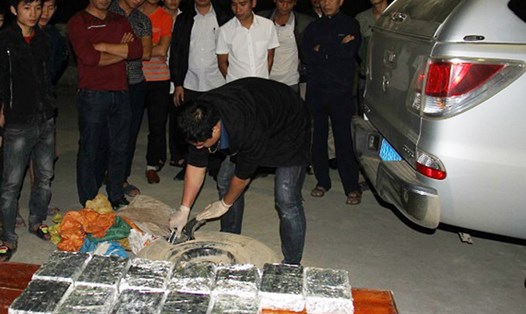 Công an tỉnh Lào Cai đã bắt đối tượng vận chuyển 40 bánh heroin bằng xe biển xanh giả. Ảnh: CACC.
