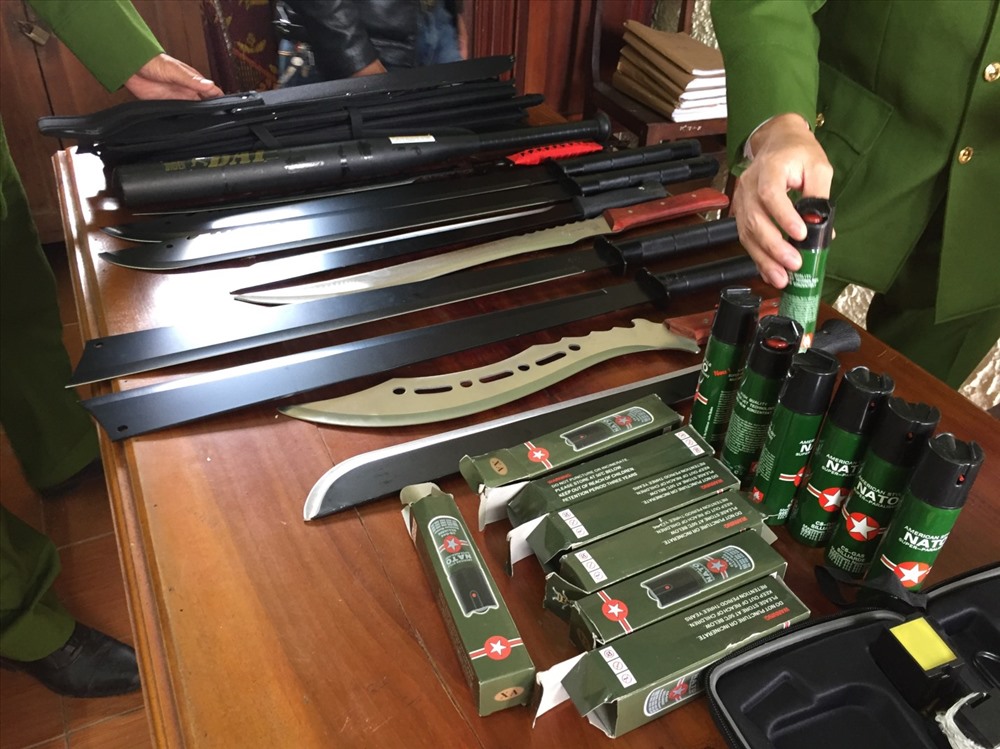 Số hung khí, công cụ hỗ trợ trái phép bị thu giữ. Ảnh: CAQB