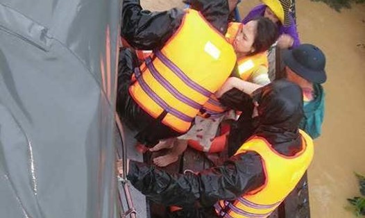 Sản phụ Lê Thị Hiền lên cơn chuyển dạ được lực lượng Quân sự huyện vận chuyển kịp thời đến bệnh viện. Ảnh: LP