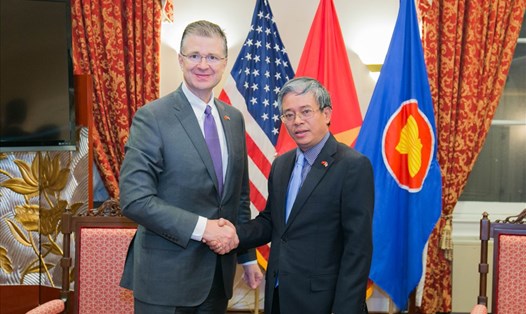 Đại sứ Phạm Quang Vinh tiếp Đại sứ Daniel Kritenbrink. Ảnh: BNG