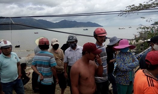 Các thi thể lao động lồng bè bị nạn do bão số 12 được đưa vào bờ biển thị xã Ninh Hòa. Ảnh: N.K