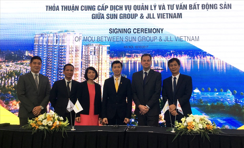 Lễ ký kết SGR - JLL. Ảnh: P.V

