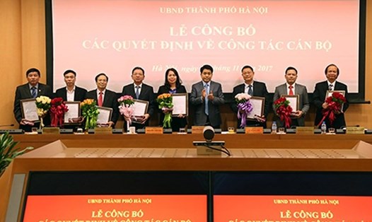 Chủ tịch UBND TP Hà Nội Nguyễn Đức Chung trao quyết định bổ nhiệm cán bộ lãnh đạo các sở, ngành. Ảnh: HNM
