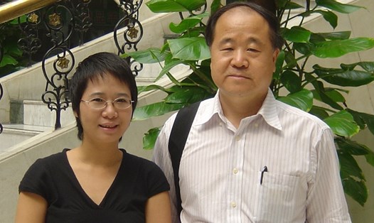 Dịch giả Lệ Chi và nhà văn Mạc Ngôn tại Bắc Kinh năm 2006.
