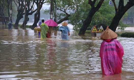Nhiều địa bàn của tỉnh Thừa Thiên Huế vẫn đang bị ngập lụt nghiêm trọng, nguồn nước bị ô nhiễm nặng nề. Ảnh: NĐT